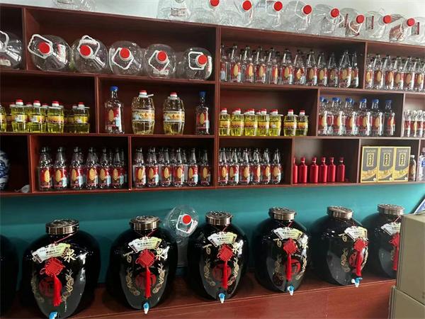 百乐泉粮散白酒，固态发酵