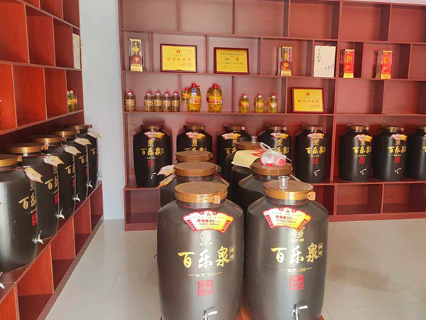 散白酒招商说说白酒颜色发黄的原因是什么？