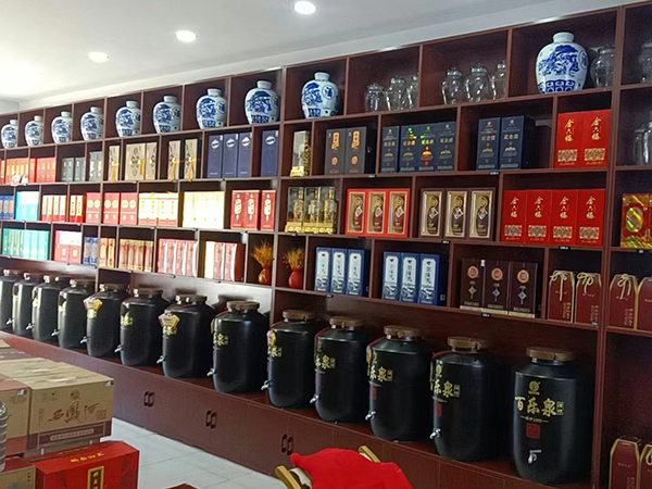 散白酒招商说说白酒颜色发黄的原因是什么？